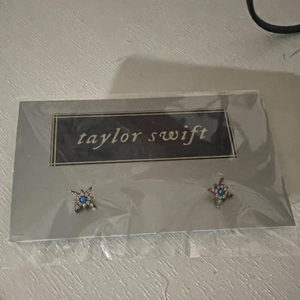 Taylor Swift - Opal Eyes Earrings!!